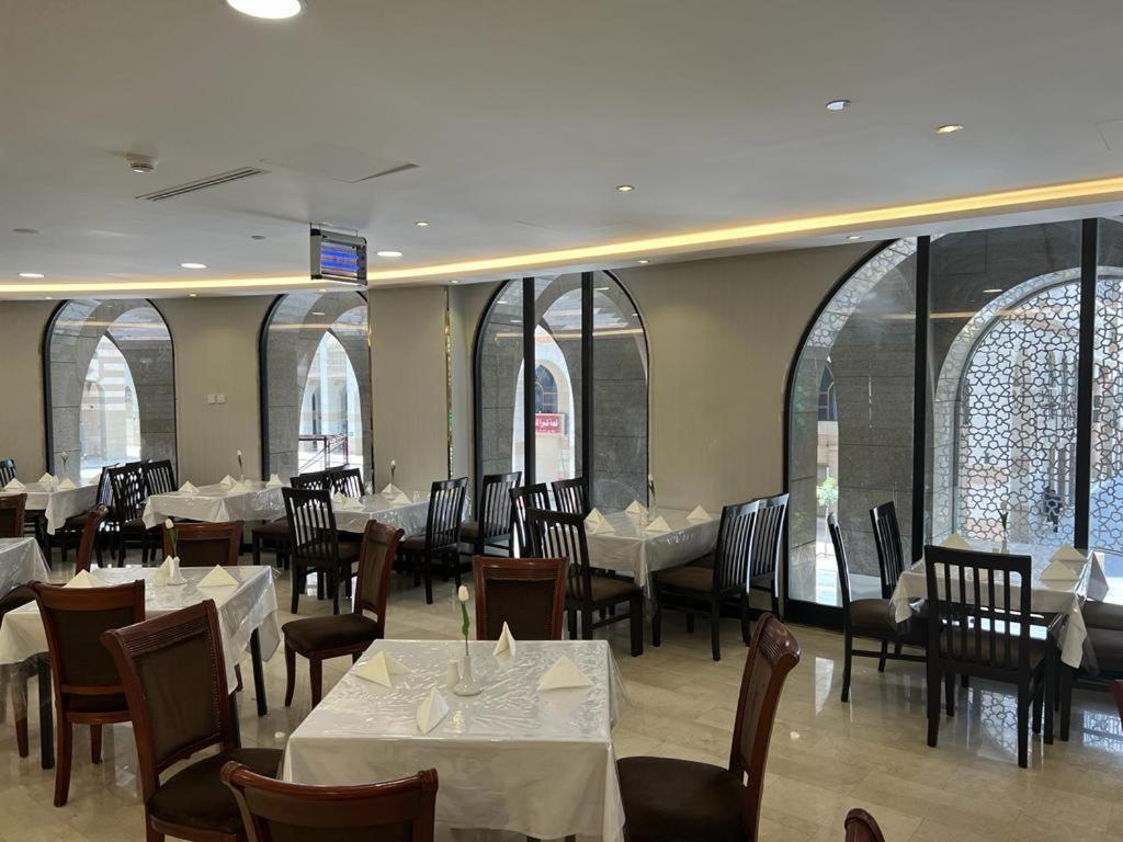 Al Ansar Golden Tulip Hotel Медина Екстериор снимка