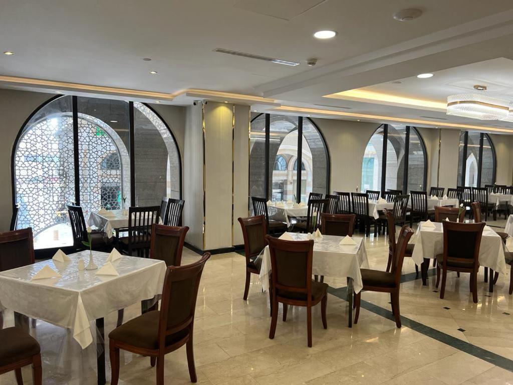 Al Ansar Golden Tulip Hotel Медина Екстериор снимка