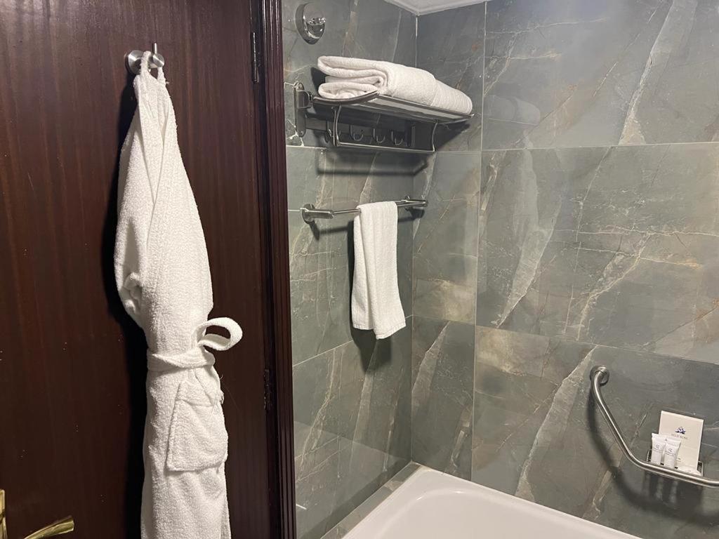 Al Ansar Golden Tulip Hotel Медина Екстериор снимка